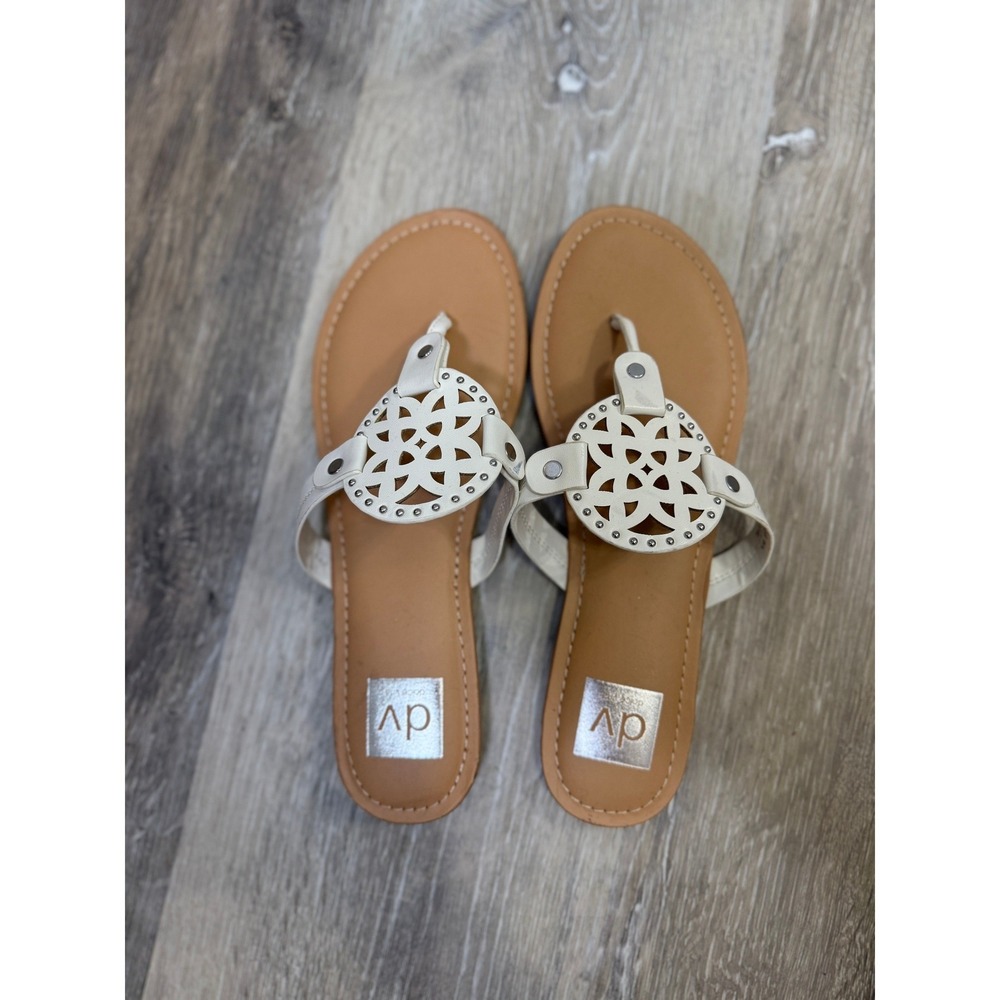 DV Dolce Vita Gotie Women Thong Sandal White Laser Cut Medallion Boho Summer 8.5